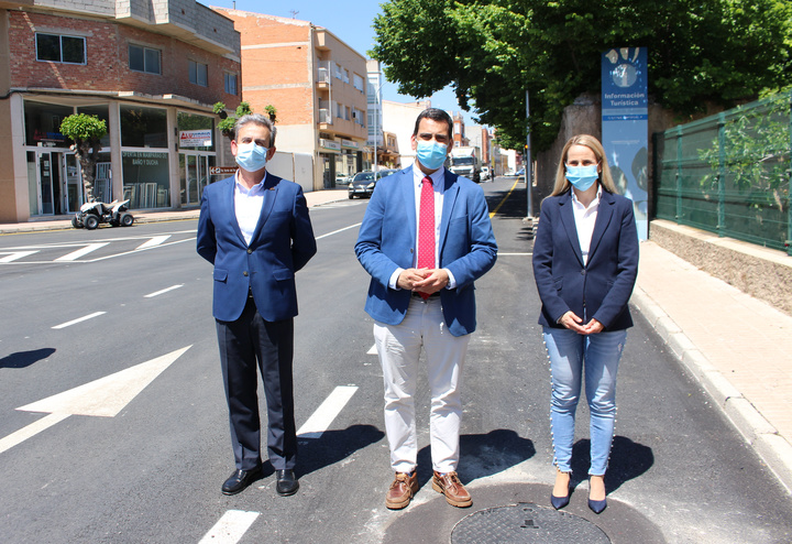 El consejero José Ramón Díez de Revenga, la alcaldesa Alicia del Amor y el director José Antonio Fernández Lladó en la puesta en servicio de la travesía de Cehegín (II)