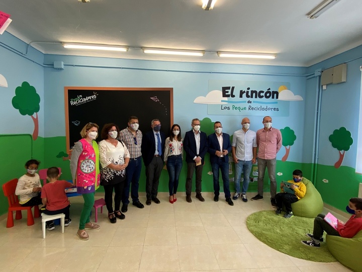 La Comunidad y Ecovidrio entregan a Abanilla el premio de la campaña 'Los Peque Recicladores'