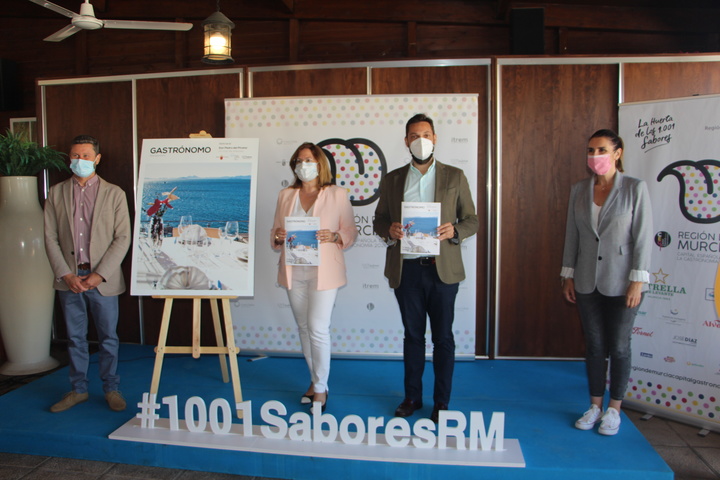 La alcaldesa de San Pedro del Pinatar, Visitación Martínez, el director general del Instituto de Turismo de la Región de Murcia, Juan Francisco Martínez, acompañados por la directora del Centro de Cualificación Turística, Mónica Meroño (derecha), y el director de la revista Gastrónomo, Joaquín Reyes, tras la presentación de la guía