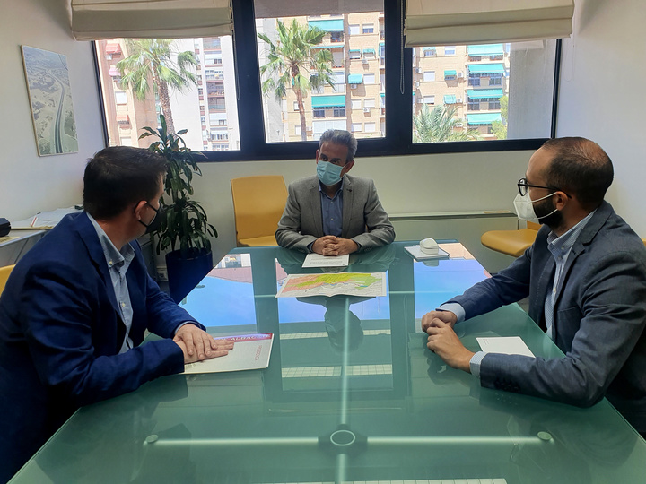El director general de Carreteras, José Antonio Fernández Lladó, y el presidente de la Diputación de Albacete, Santiago Cabañero, durante la reunión mantenida hoy sobre la mejora de la carretera de Benizar a Socovos, en Albacete