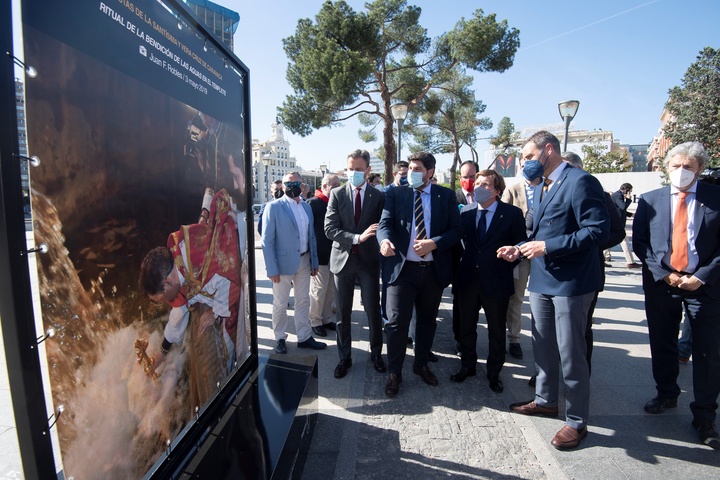 López Miras y Martínez-Almeida inauguran la exposición fotográfica de la fiestas de Caravaca de la Cruz