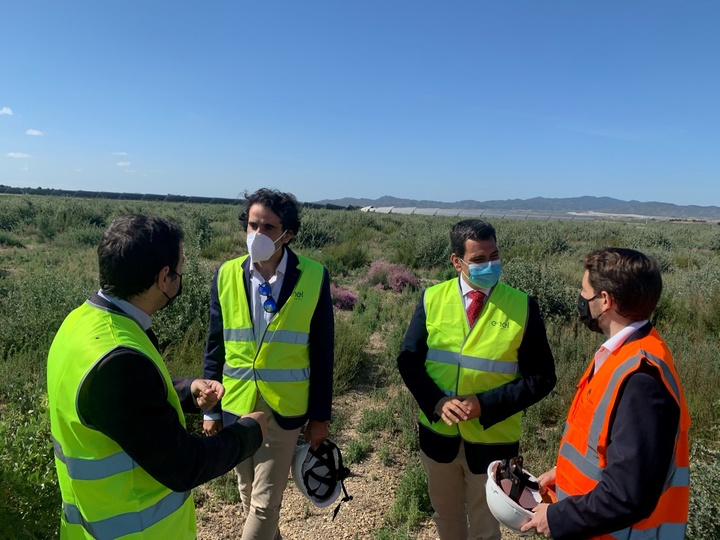 El consejero de Fomento e Infraestructuras, José Ramón Díez de Revenga, el director de Operaciones y Mantenimiento de la planta solar Enel Green Power España en Totana, Antonio Moset, el CSO de Soltec, Eduardo de San Nicolás, y el director de Territorio y Arquitectura, Jaime Pérez Zulueta, durante la visita a la instalación de energía fotovoltaica (1)