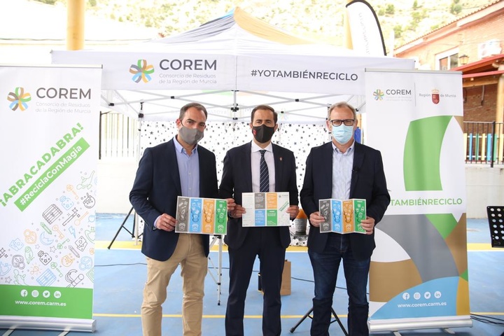El director general de Medio Ambiente, Francisco Marín (d) con el alcalde de Ulea y el gerente del Consorcio de Residuos (i)