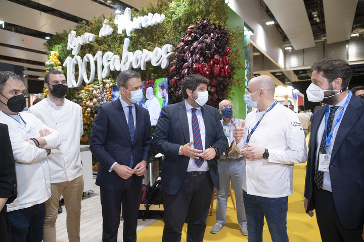 Fernando López Miras, en el stand de la Región de Murcia en el congreso gastronómico internacional Madrid Fusión