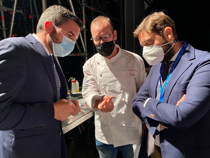 El consejero de Agua, Agricultura, Ganadería, Pesca y Medio Ambiente, Antonio Luengo, junto al chef Pablo González Conejero y al director del Instituto de Turismo, Juan Francisco Martínez