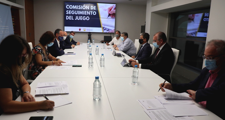 El consejero de Economía, Hacienda y Administración Digital, Javier Celdrán, durante la reunión de la Comisión del Juego con los representantes sindicales...