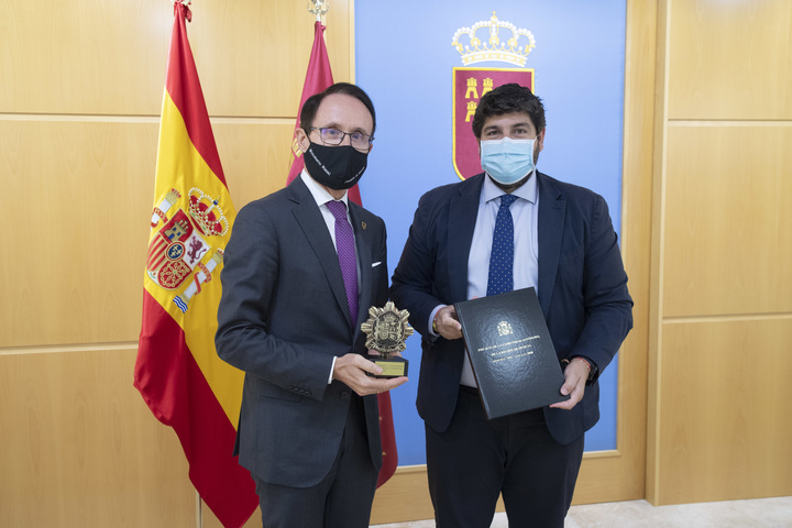 López Miras recibe la Memoria de la Fiscalía de la Región de Murcia (I)