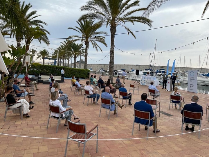 Seis municipios reciben las 32 banderas azules que este verano distinguirán sus playas y puertos deportivos