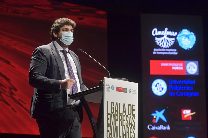El presidente de la Comunidad, Fernando López Miras, asiste a la primera Gala de Empresas Familiares Centenarias de la Región de Murcia