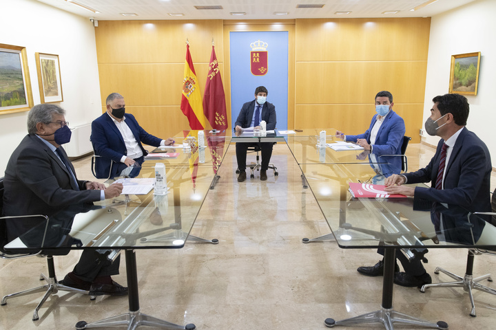 López Miras se reúne con el presidente del Sindicato Central de Regantes del Acueducto Tajo-Segura (Scrats), Lucas Jiménez, y el decano del Colegio Oficial de Economistas de la Región de Murcia, Ramón Madrid