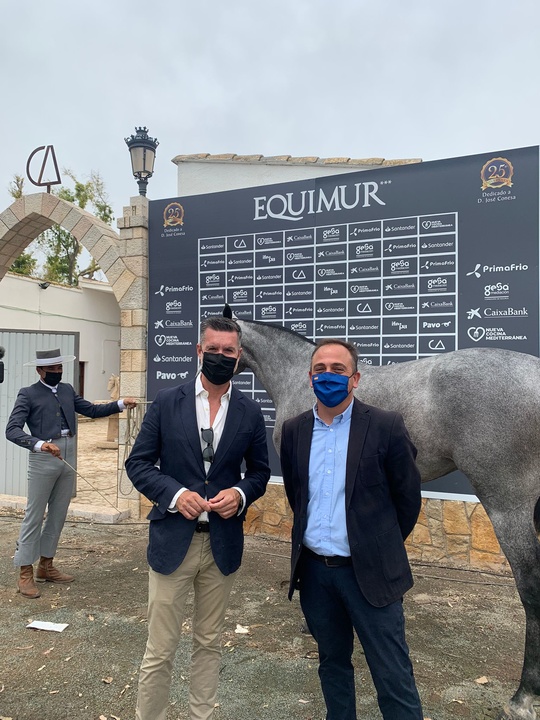El director general de Ganadería, Francisco Espejo (d), y el director de IFEPA, Antonio Miras, durante la inauguración de Equimur en Puerto Lumbreras