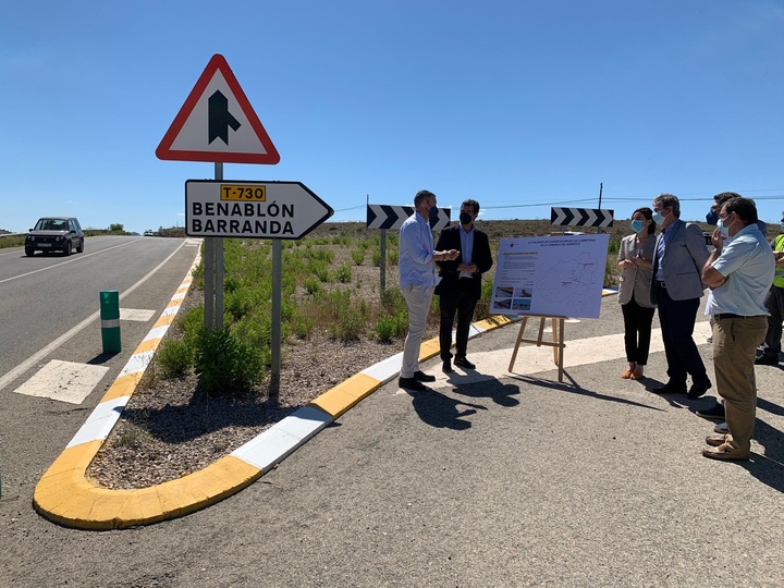 El consejero José Ramón Díez de Revenga, el alcalde José Francisco García, y concejales del Ayuntamiento de Caravaca de la Cruz durante la presentación del Plan de conservación de carreteras la Comarca del Noroeste (1)