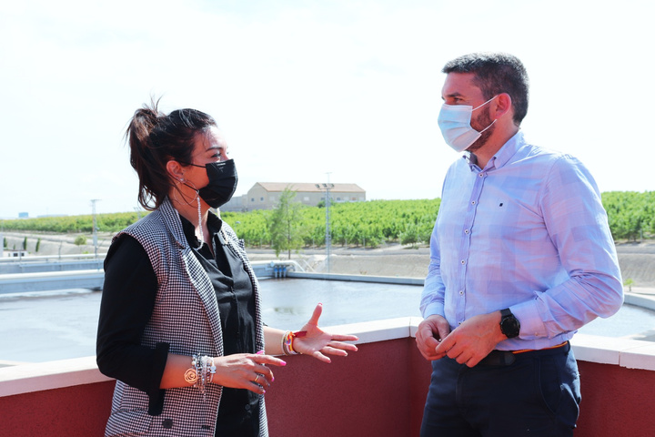 El consejero Antonio Luengo junto a la alcaldesa de Alguazas, Silvia Ruiz, en la estación depuradora del municipio