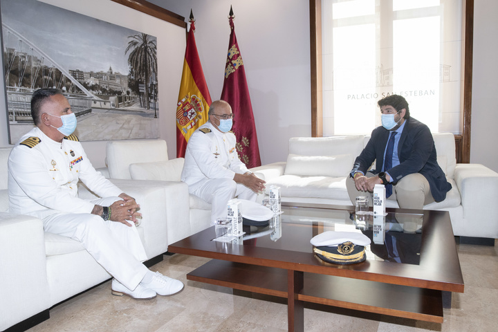 López Miras recibe al Delegado de Defensa saliente en la Región de Murcia y a su relevo