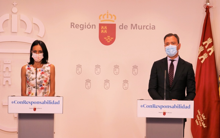 Los consejeros Valle Miguélez y Marcos Ortuño, durante la rueda de prensa tras la celebración del Consejo de Gobierno Extraordinario