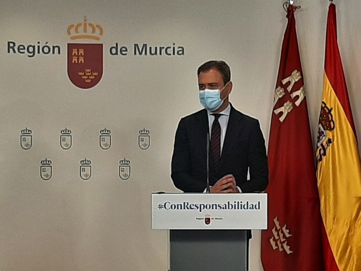 El consejero de Presidencia, Turismo y Deportes, Marcos Ortuño, explica las ayudas aprobadas tras la reunión del Consejo de Gobierno