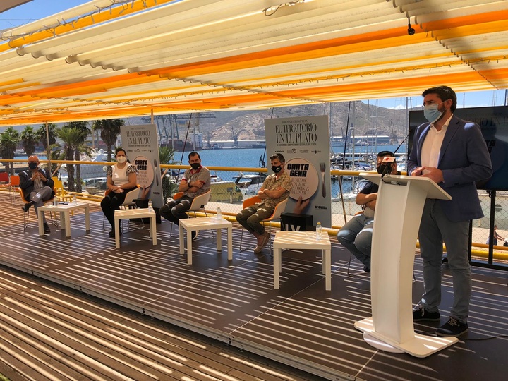 Antonio Luengo subraya el maridaje entre los buenos productos del mar y la buena cocina en el foro gastronómico celebrado en Cartagena