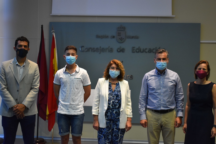 La consejera de Educación y Cultura recibe a Alejandro Vigueras, mejor calificación de la EBAU (Evaluación de Bachillerato para Acceso a la Universidad)