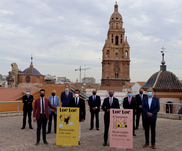 Los consejeros de Economía, Hacienda y Administración Digital, Javier Celdrán, y de Fomento e Infraestructuras, José Ramón Díez de Revenga, junto a los representantes de las entidades financieras que participan en la línea de avales de viviendas para jóvenes