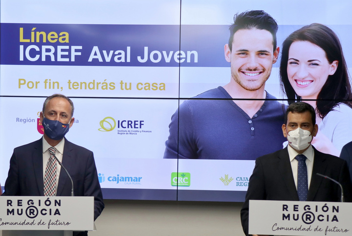 Los consejeros de Fomento e Infraestructuras, José Ramón Díez de Revenga, y de Economía, Hacienda y Administración Digital, Javier Celdrán, durante la presentación de la línea Aval Joven para ayudar a los jóvenes a adquirir su primera vivienda