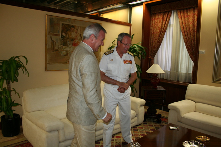 El presidente de la Comunidad recibió al almirante de Acción Marítima tras ser nombrado almirante de la Flota