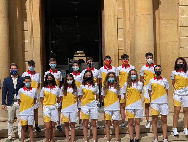 Equipo de triatlón que competirá la próxima semana en Soria, junto con el director general de Deportes