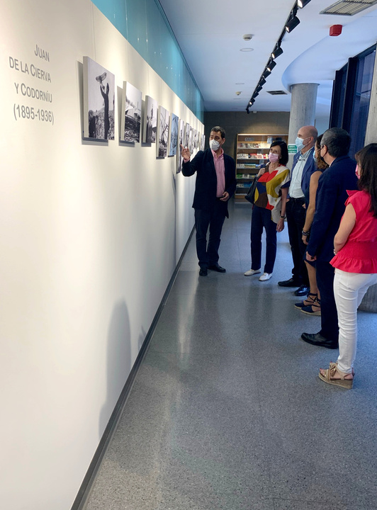 El consejero Díez de Revenga y la familia de Juan de la Cierva, en la exposición fotográfica del inventor inaugurada esta semana (2)