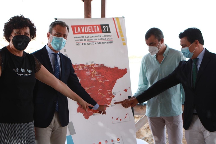 El consejero, el alcalde de San Javier, la alcaldesa de Puerto Lumbreras y el director de Unipublic, señalan la Región de Murcia en el cartel promocional de La Vuelta