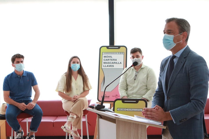 El consejero de Presidencia, Turismo y Deportes, Marcos Ortuño, en la presentación de la nueva campaña impulsada por la Dirección General de Juventud para la concienciación de los jóvenes respecto al Covid