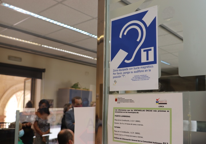 Imagen del cartel informativo del nuevo sistema en la oficina de asistencia en materia de registro de la Comunidad Autónoma en Lorca