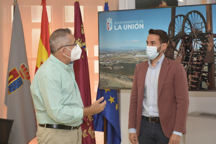 El director general de Vivienda, José Francisco Lajara, presenta al alcalde de La Unión, Pedro López, la nueva convocatoria de ayudas destinadas a la reconstrucción en el Área de Regeneración y Renovación Urbana y Rural de este municipio.