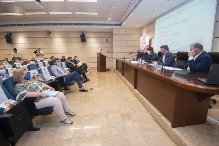 López Miras preside el acto de presentación del estudio 'Estimación del impacto económico del agua del trasvase Tajo-Segura para regadío en la Región de Murcia' (3)