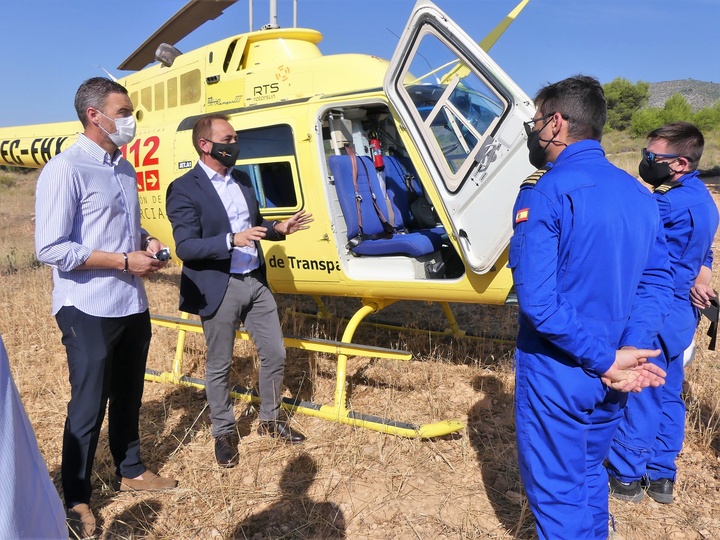 El consejero Antonio Sánchez Lorente y el alcalde de Caravaca de la Cruz, José Francisco García, con los pilotos del helicóptero