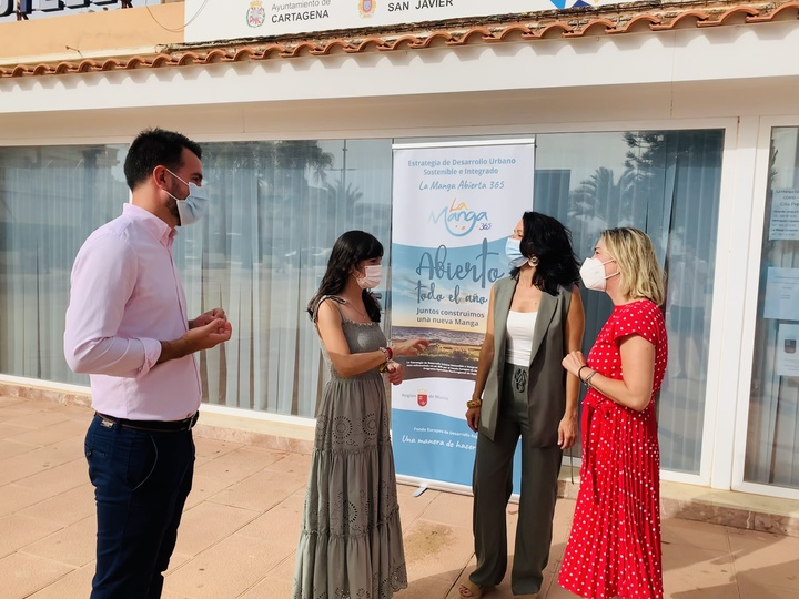 La directora general de Movilidad y Litoral, Marina Munuera, presenta la programación de cursos de formación enmarcados en la Estrategia 'La Manga 365' que impartirán las Agencias de Desarrollo Local y Empleo de Cartagena y San Javier (1)