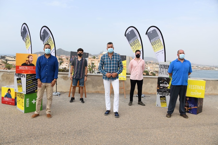 El director general de Juventud, José Manuel López, el concejal de Juventud e Igualdad de Cartagena, David Martínez, y el Vicerrector de Estudiantes, Cultura y Deportes de la Universidad Politécnica de Cartagena, Sergio Amat, junto con los dos músicos que actuaron en la presentación