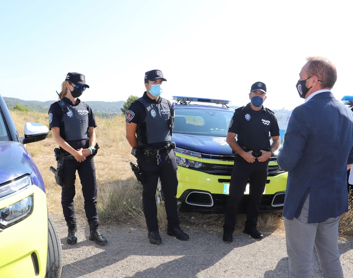El consejero Antonio Sánchez Lorente con efectivos de la Policía Local de Caravaca de la Cruz
