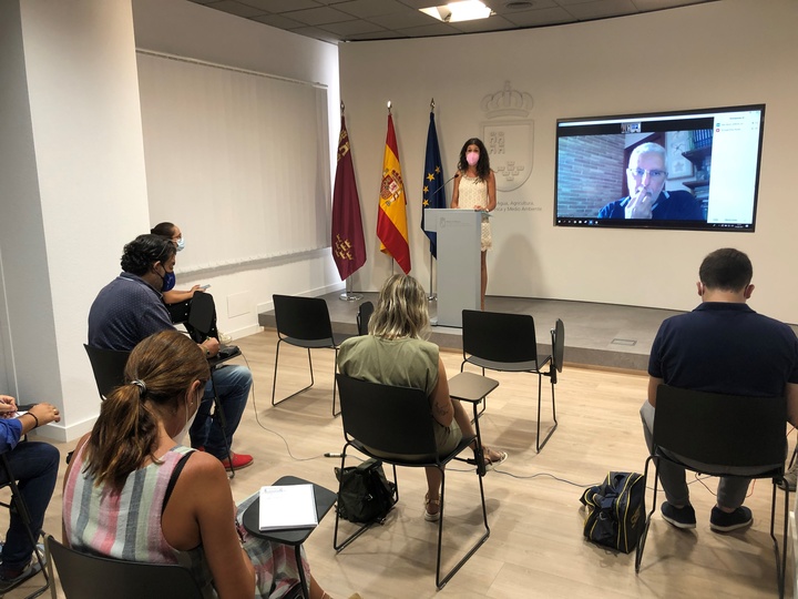 La directora general del Mar Menor, Miriam Pérez, y el científico Ángel Pérez Ruzafa, durante la comparecencia sobre el estado del Mar Menor