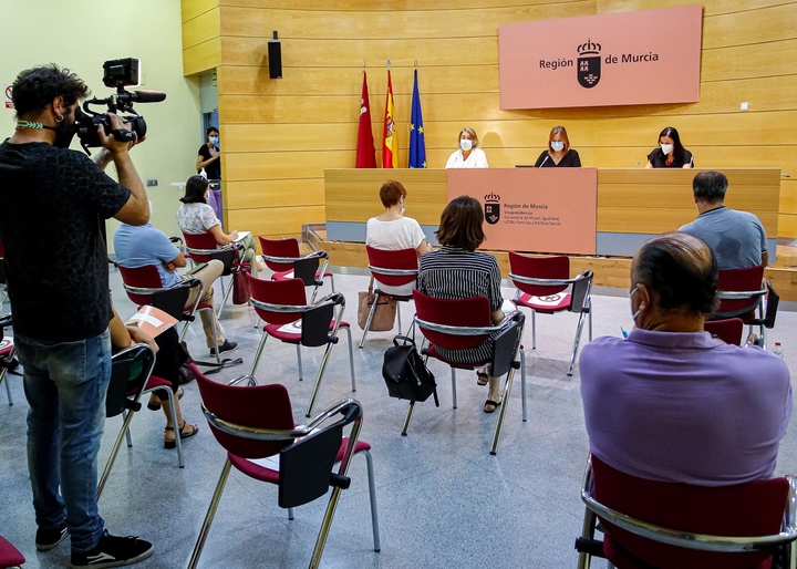 Reunión de Isabel Franco con los representantes de las seis entidades sociales de la Región pertenecientes al sistema de acogida de protección in...