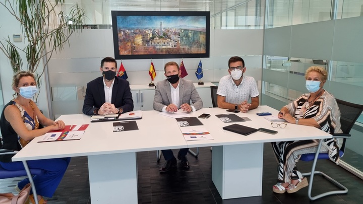 El director general de Unión Europea informa al Ayuntamiento de Torre Pacheco sobre la línea de ayudas a los consistorios para impulsar su participación en proyectos europeos