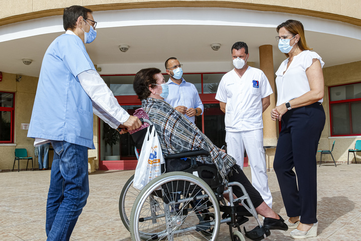 La vicepresidenta y consejera de Mujer, Igualdad, LGTBI, Familias y Política Social, Isabel Franco, visitó hoy la residencia de personas mayores San Basilio, en Murcia, para comprobar la puesta en marcha en los centros socio sanitarios de las recomendaciones encaminadas a contener los contagios de Covid-19