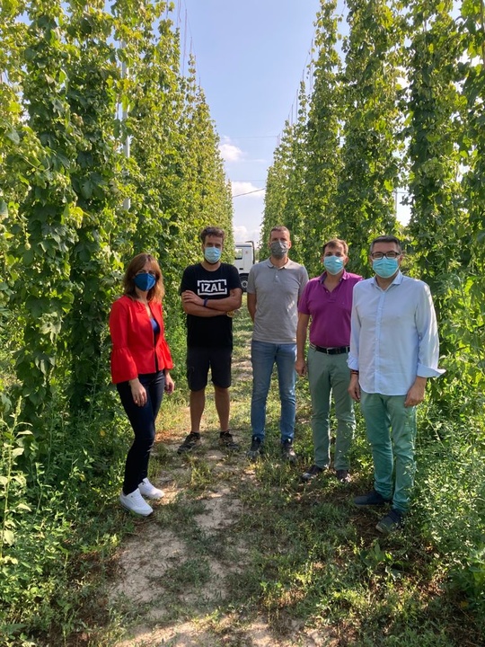 La directora general de Agricultura, Remedios García, durante su visita a una plantación de lúpulo en Caravaca de la Cruz