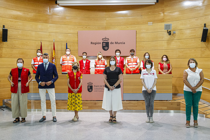 Isabel Franco recibe al equipo de Cruz Roja de la Región que ha participado en el dispositivo de acogida a los refugiados afganos en Madrid (2)