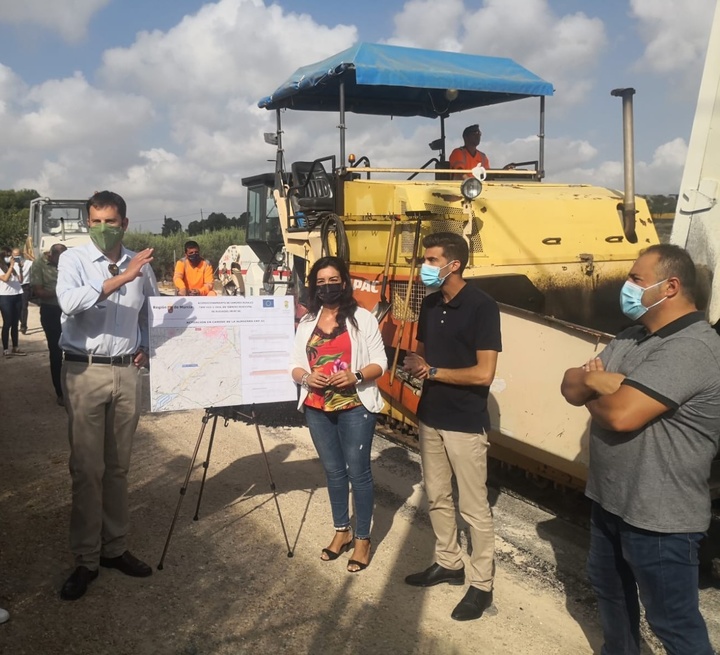 El director general del Agua, José Sandoval (1i), y la alcaldesa de Alguazas, durante su visita a las obras del camino de La Almazara.