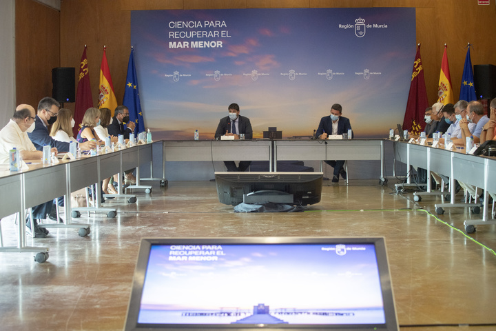 Fernando López Miras preside el foro 'Ciencia para recuperar el Mar Menor' en el que participan los miembros de la comunidad científica de la Región de Murcia que realizan sus estudios sobre la laguna (2)