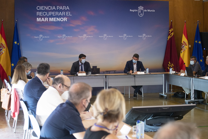 Fernando López Miras preside el foro 'Ciencia para recuperar el Mar Menor' en el que participan los miembros de la comunidad científica de la Región de Murcia que realizan sus estudios sobre la laguna (3)