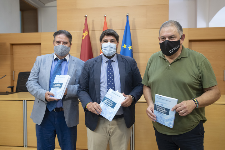López Miras preside la presentación del libro 'Las nuevas comunidades de regantes', de Francisco Javier Pérez (2)