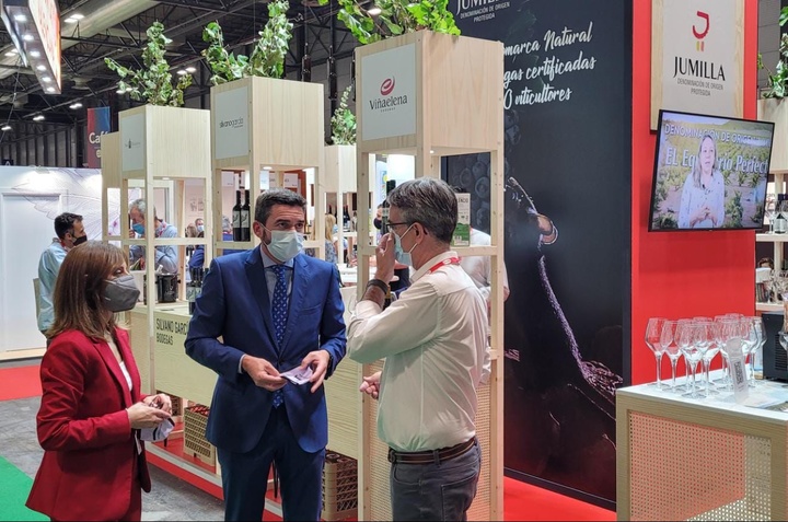 El consejero Antonio Luengo, durante su vista al expositor de la Denominación de Origen Vinos de Jumilla en la Organic Food Iberia