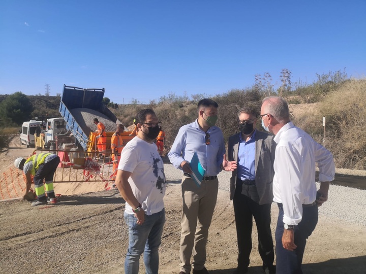 El director general del Agua, José Sandoval (2i), durante su visita a las obras que realiza la Comunidad Autónoma en 4 kilómetros de caminos rurales en la zona de Cañada Hermosa.