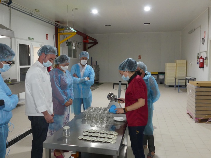 Sonia Moreno visita la fábrica 'Confituras tradicionales', reconocida como una de las diez mejores mermeladas del mundo