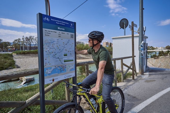 La Consejería de Presidencia, Turismo y Deportes ha completado la señalización de todo el itinerario cicloturista EuroVelo 8 a su paso por la Región...